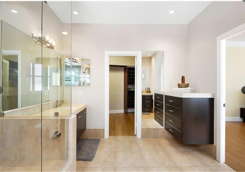 THIS SPECTACULAR PH WITH SPECTACULAR VIEWS AND EXPANSIVE - photo 33