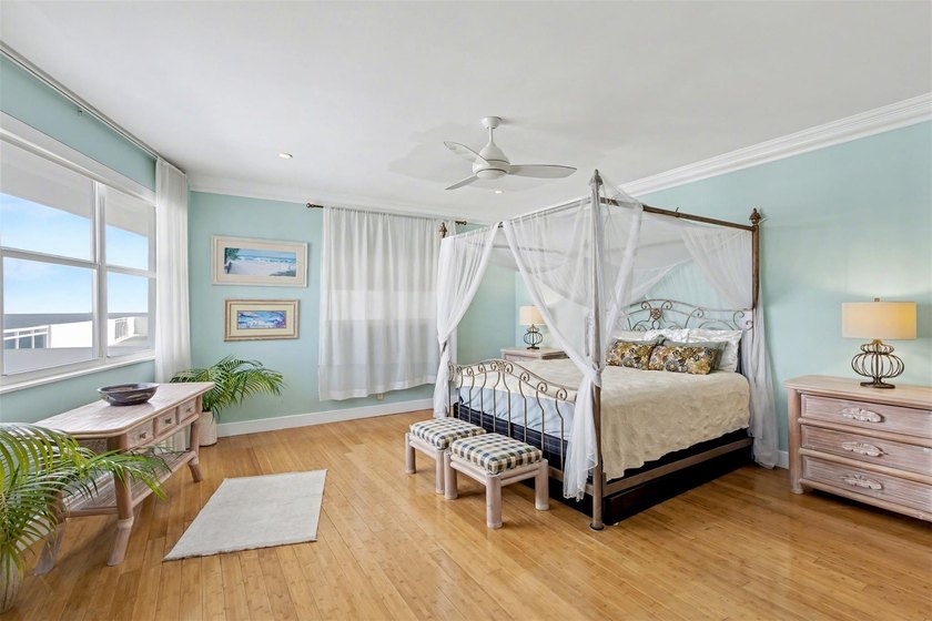 THIS SPECTACULAR PH WITH SPECTACULAR VIEWS AND EXPANSIVE - photo 35