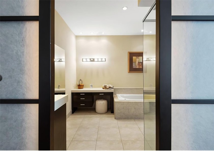 THIS SPECTACULAR PH WITH SPECTACULAR VIEWS AND EXPANSIVE - photo 42