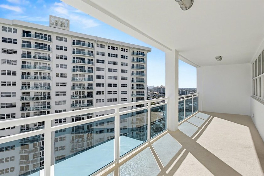 THIS SPECTACULAR PH WITH SPECTACULAR VIEWS AND EXPANSIVE - photo 47