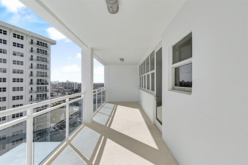 THIS SPECTACULAR PH WITH SPECTACULAR VIEWS AND EXPANSIVE - photo 48