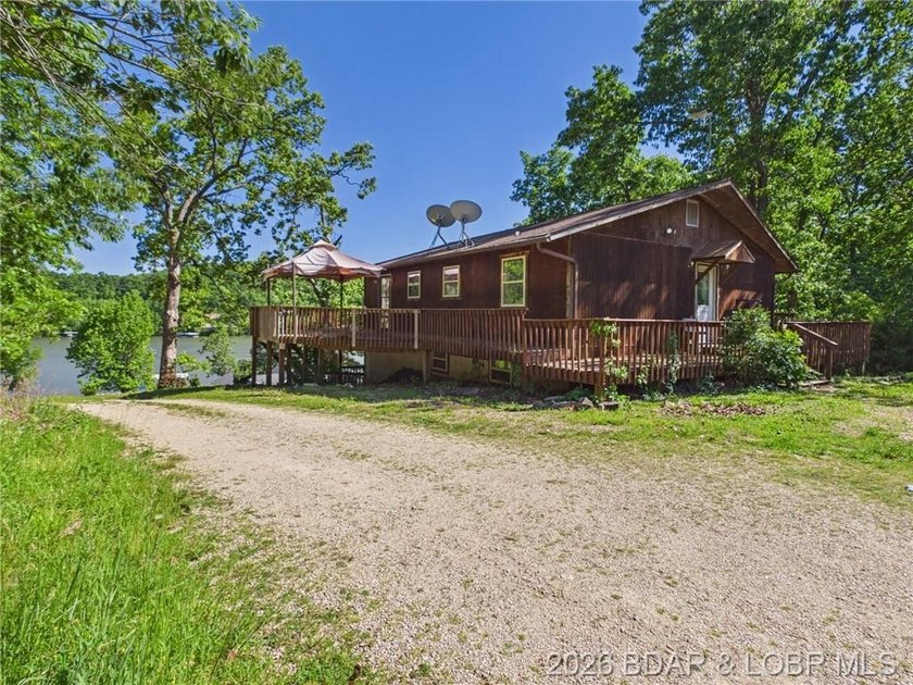 Stunning lake views and immense value await at this 5-bed - photo 3