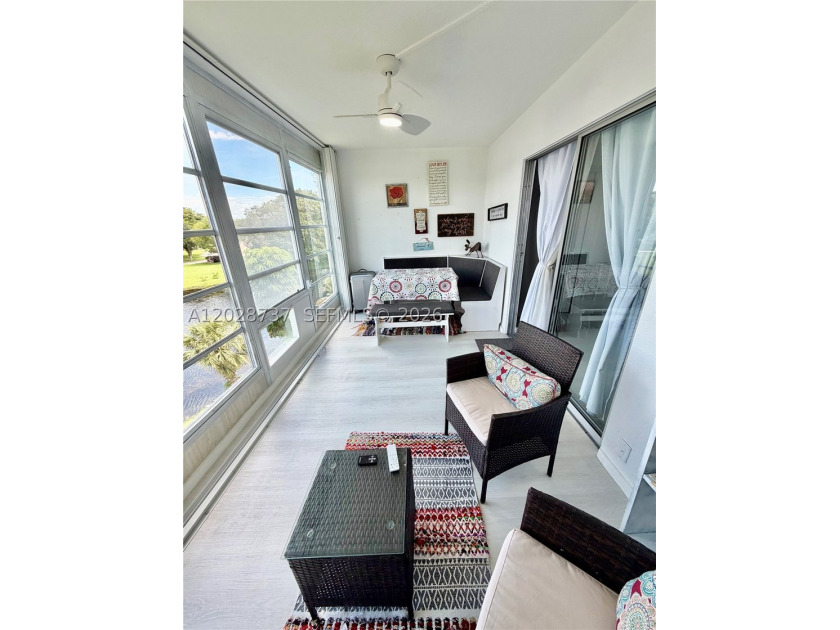 Stunning 1 bedroom 2 full bathrooms, unit on the top floor with - photo 22