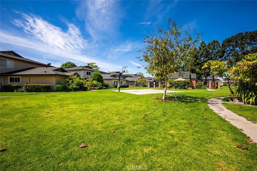 Welcome to this newly updated 2 bedroom/1 bath condo in the - photo 24
