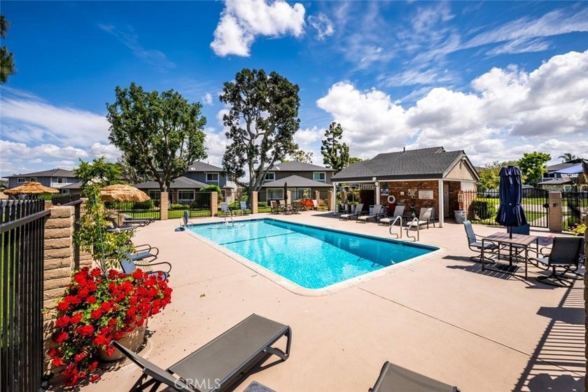 Welcome to this newly updated 2 bedroom/1 bath condo in the - photo 29