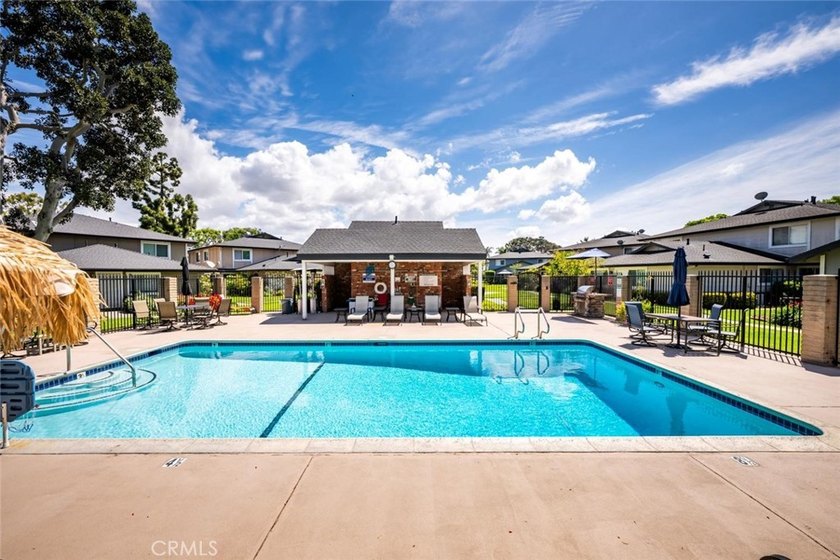 Welcome to this newly updated 2 bedroom/1 bath condo in the - photo 30