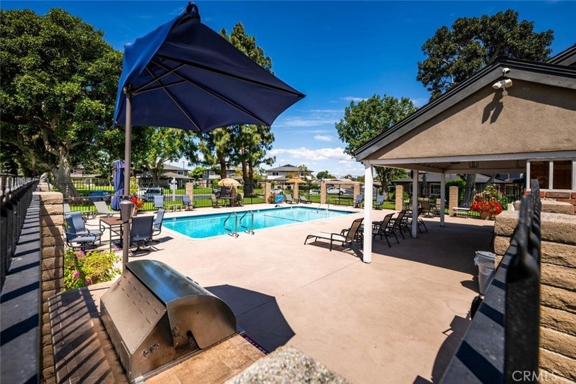 Welcome to this newly updated 2 bedroom/1 bath condo in the - photo 32