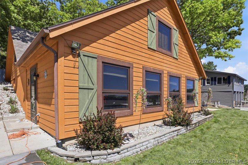 Discover a revitalized lakefront getaway situated at the 61.5 - photo 4