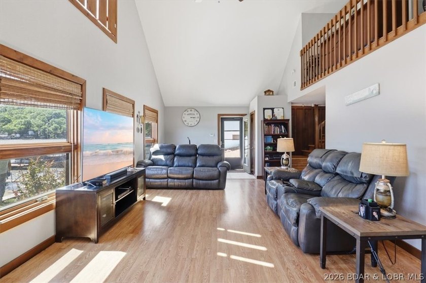 Discover a revitalized lakefront getaway situated at the 61.5 - photo 7