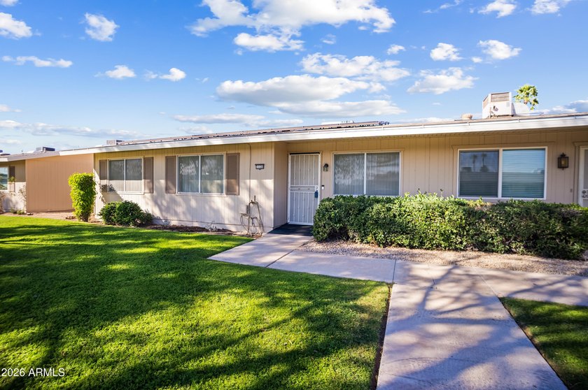 SHORT SALE. Spacious and hard to find 3-bedroom townhome end - photo 4