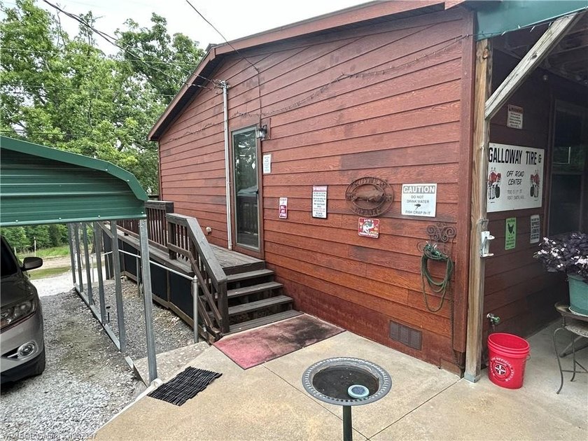 Dream property awaits! This 3 bedroom 2 bath custom built - photo 8