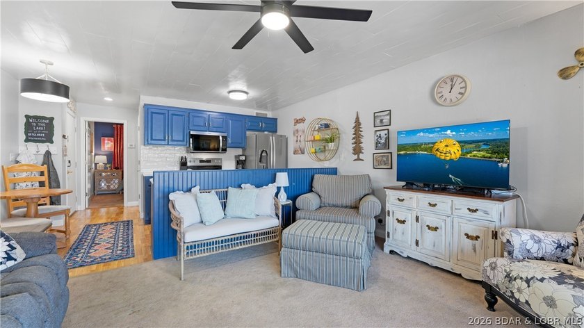 TOP-FLOOR WALK-IN WITH A VIEW! This Harbor Point condo checks - photo 4