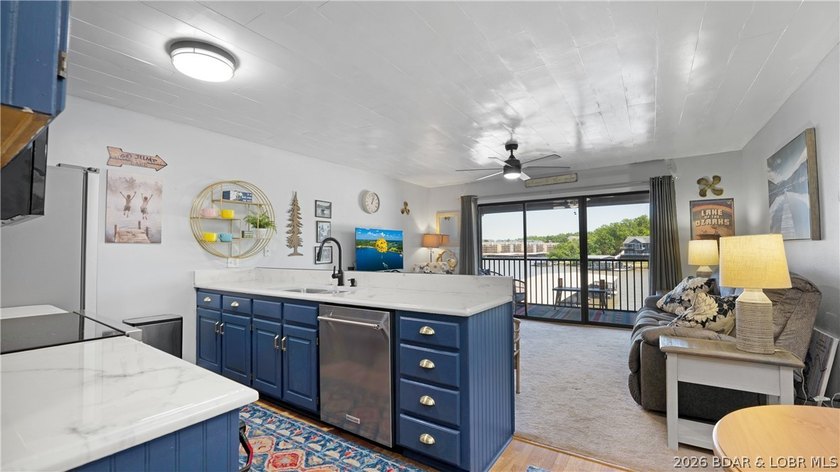 TOP-FLOOR WALK-IN WITH A VIEW! This Harbor Point condo checks - photo 5