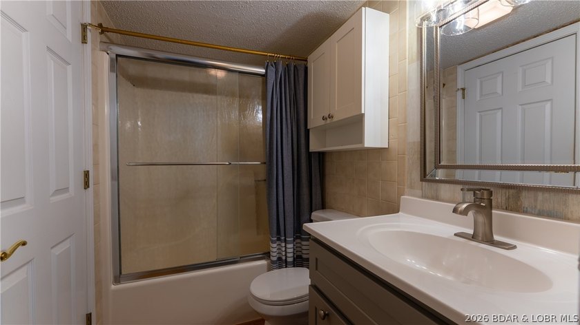 TOP-FLOOR WALK-IN WITH A VIEW! This Harbor Point condo checks - photo 8