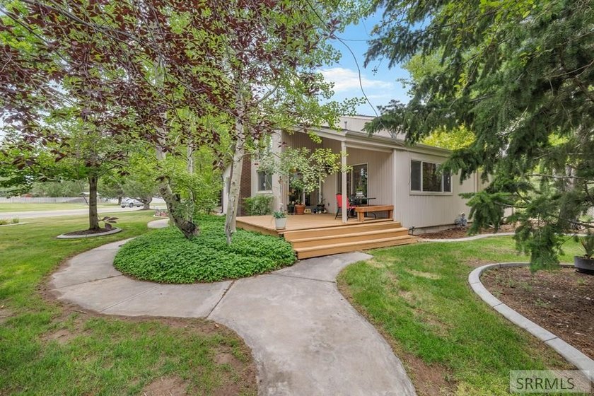 Welcome to 2195 Midway Ave in Ammon, Idaho! This spacious - photo 2