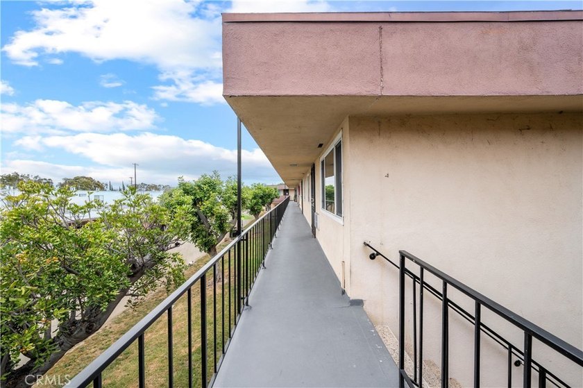 Welcome to this beautifully updated top-floor 1-bedroom, 1-bath - photo 9