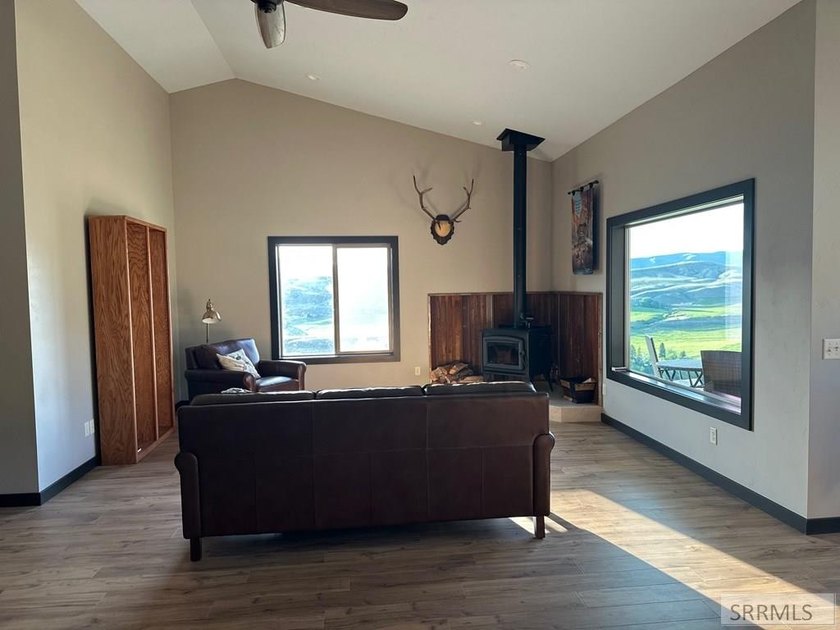 Experience panoramic mountain and valley views from every window - photo 3