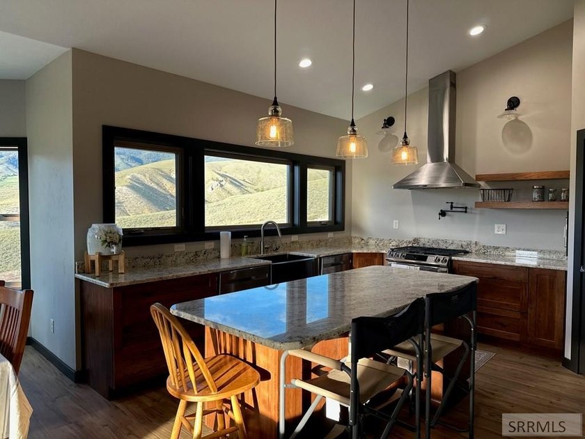 Experience panoramic mountain and valley views from every window - photo 4