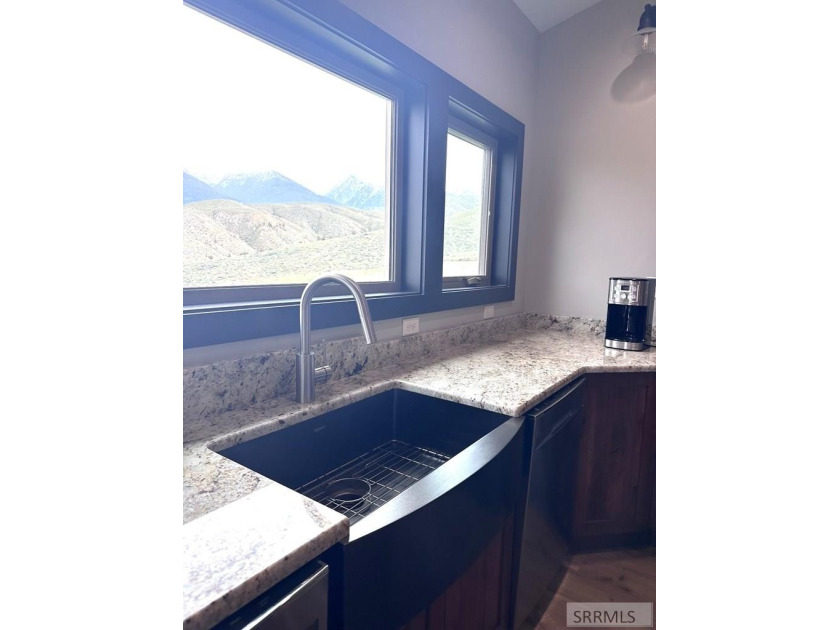 Experience panoramic mountain and valley views from every window - photo 6