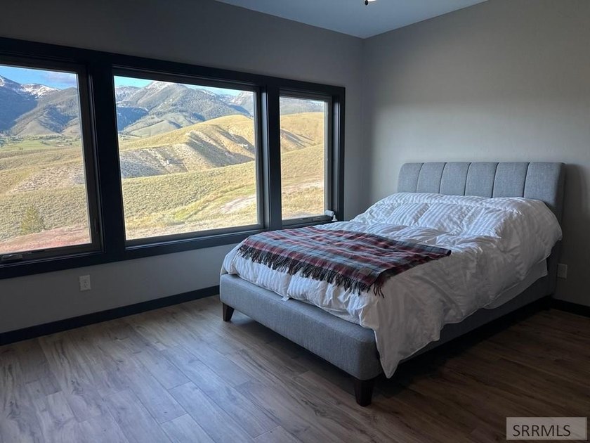 Experience panoramic mountain and valley views from every window - photo 9