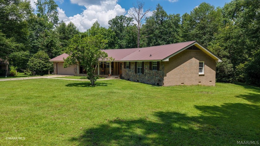 Live your best life in this beautifully appointed home! Roof and - photo 3
