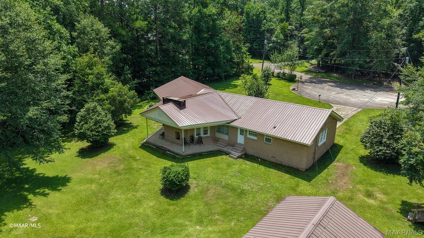 Live your best life in this beautifully appointed home! Roof and - photo 5