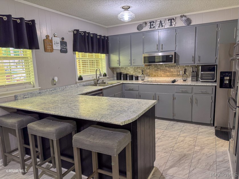 Live your best life in this beautifully appointed home! Roof and - photo 6