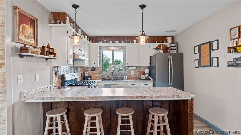 Beautiful 3-bedroom, 2-bath home located right in the heart of - photo 2
