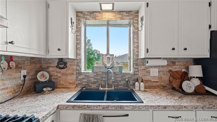 Beautiful 3-bedroom, 2-bath home located right in the heart of - photo 9