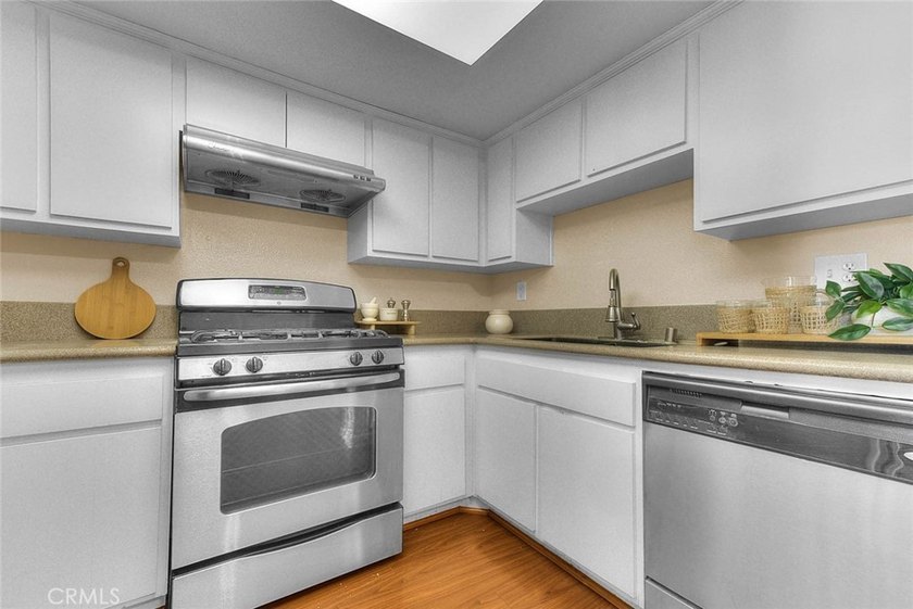 This light-filled, tastefully upgraded condo in Pasadena offers - photo 13