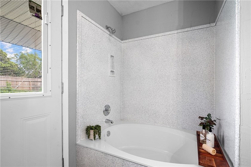 Welcome to 10946 Birdwood Circle in Corpus Christi, Texas. This - photo 17