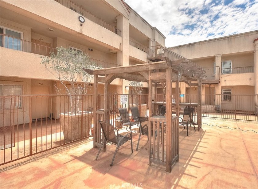 This light-filled, tastefully upgraded condo in Pasadena offers - photo 24
