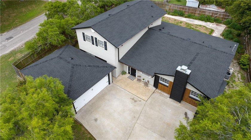 Welcome to 10946 Birdwood Circle in Corpus Christi, Texas. This - photo 33