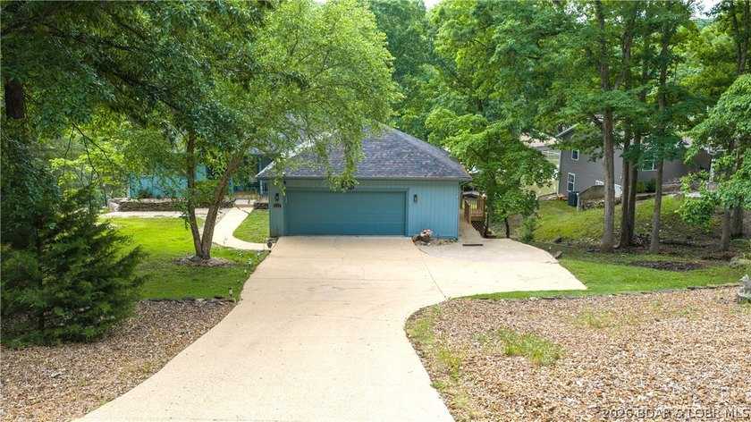 Inviting Lake Home in prestigous Foxhead Shores Estates brings - photo 2