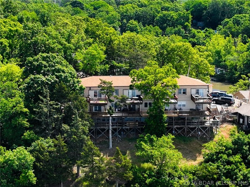 Enjoy lake life at its best with this charming 1 bedroom, 1 - photo 3