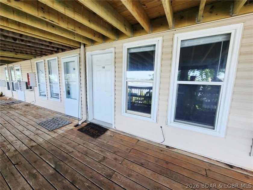 Enjoy lake life at its best with this charming 1 bedroom, 1 - photo 4