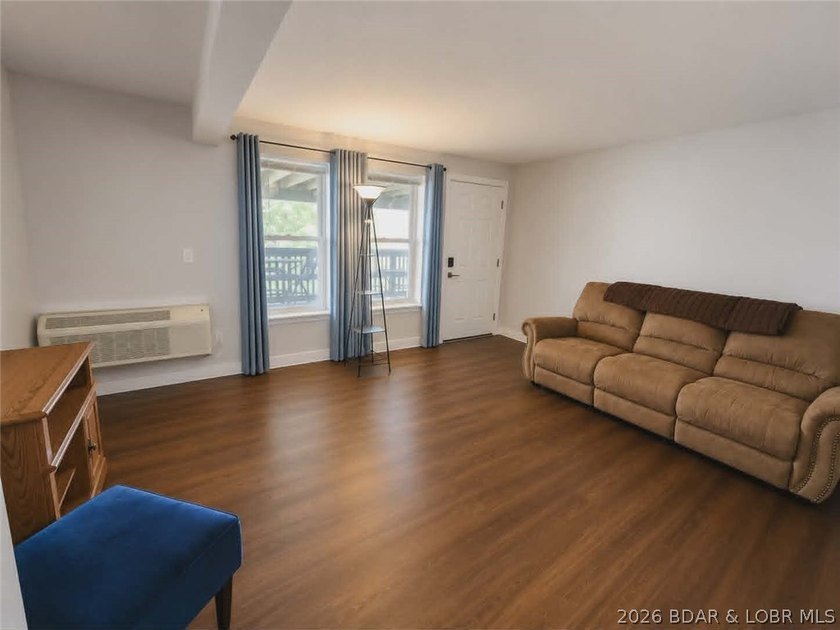 Enjoy lake life at its best with this charming 1 bedroom, 1 - photo 5