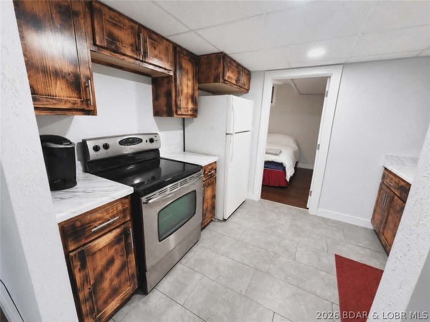 Enjoy lake life at its best with this charming 1 bedroom, 1 - photo 7