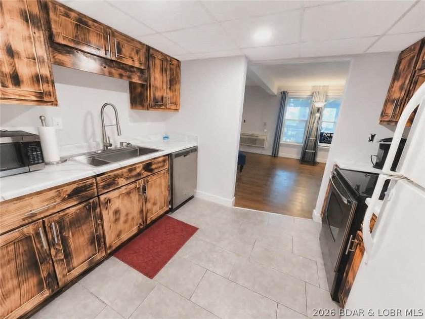 Enjoy lake life at its best with this charming 1 bedroom, 1 - photo 8