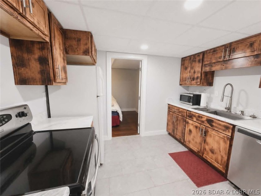 Enjoy lake life at its best with this charming 1 bedroom, 1 - photo 9