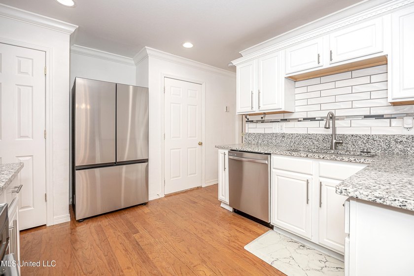 Conveniently located minutes from the interstate and downtown - photo 20