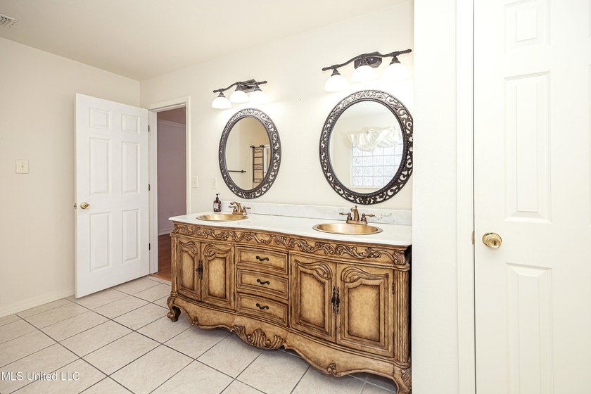 Conveniently located minutes from the interstate and downtown - photo 33