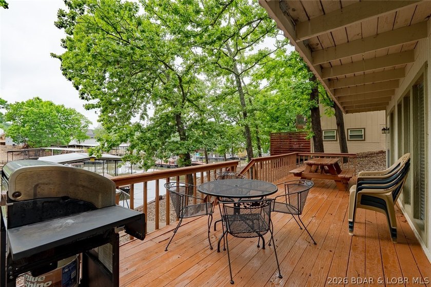 Welcome to lake living at its best! This must-see 3-bedroom - photo 9