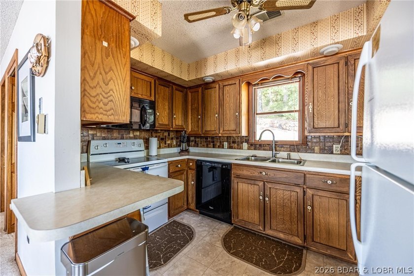Charming Lakefront Haven at the 52 MM - A Lifetime of Memories - photo 9
