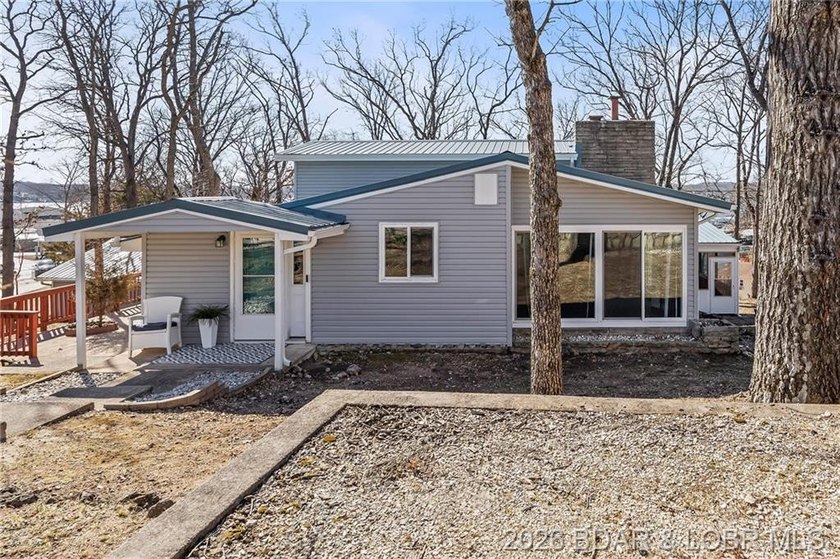 Newer metal roof, gutters &amp; downspouts, newer vinyl siding - photo 3