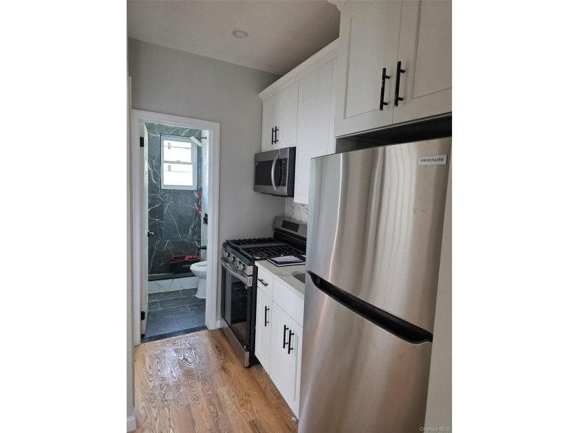 Welcome to this beautifully gut-renovated semi-detached - photo 13