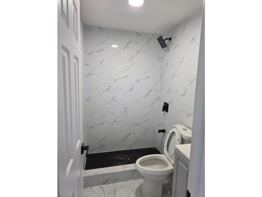 Welcome to this beautifully gut-renovated semi-detached - photo 37