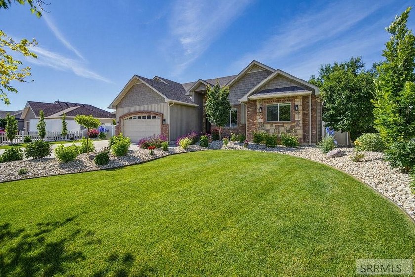 Set in Belmont Estates neighborhood, this impeccably maintained - photo 3
