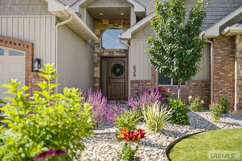 Set in Belmont Estates neighborhood, this impeccably maintained - photo 4