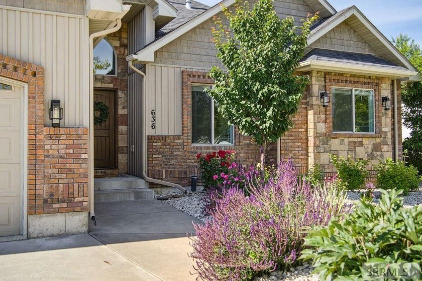 Set in Belmont Estates neighborhood, this impeccably maintained - photo 9
